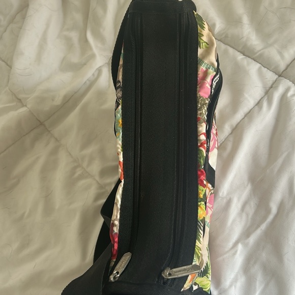 Lesportsac Floral Shoulder bag cream & black adjustable strap - Picture 4 of 10